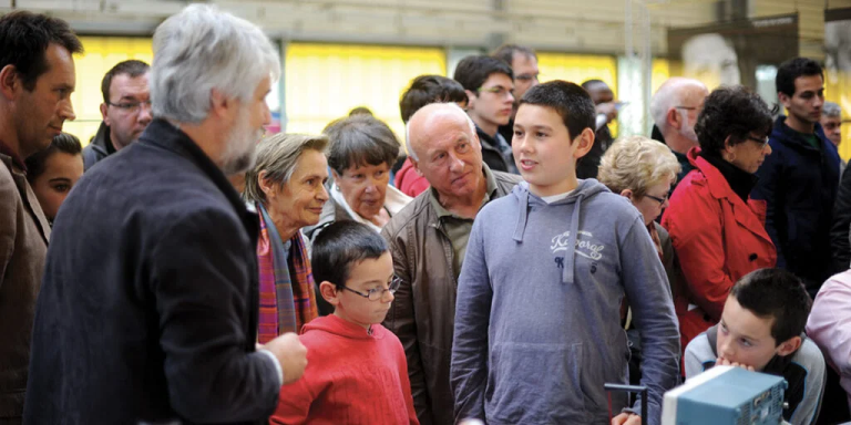 Un chercheur explique son projet à un groupe de personne
