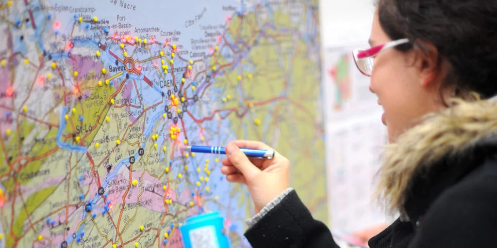 Une visiteuse regarde une carte au village des sciences de Caen