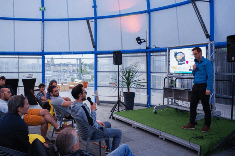 Un doctorant réalise une conférence