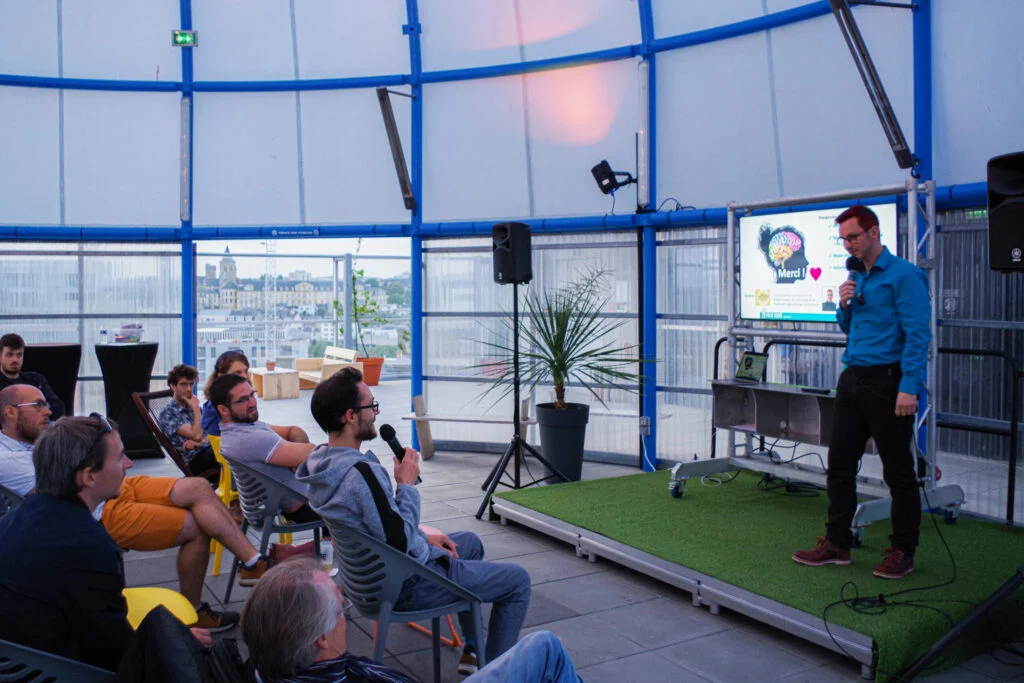 Un doctorant réalise une conférence