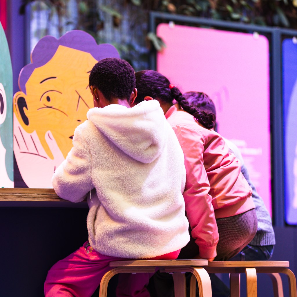 Un groupe d'enfants fait une activité