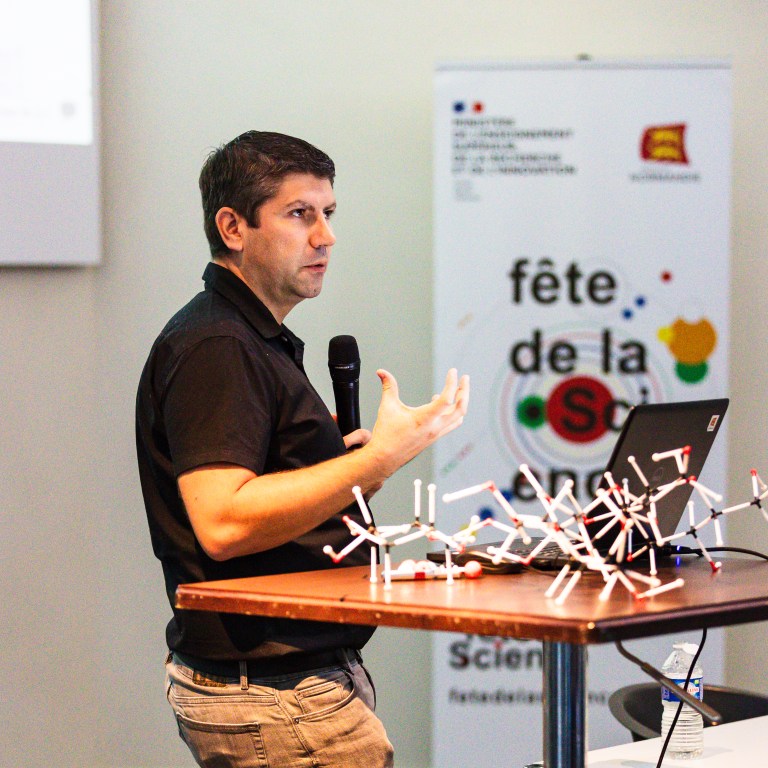 Un chercheur donne une conférence