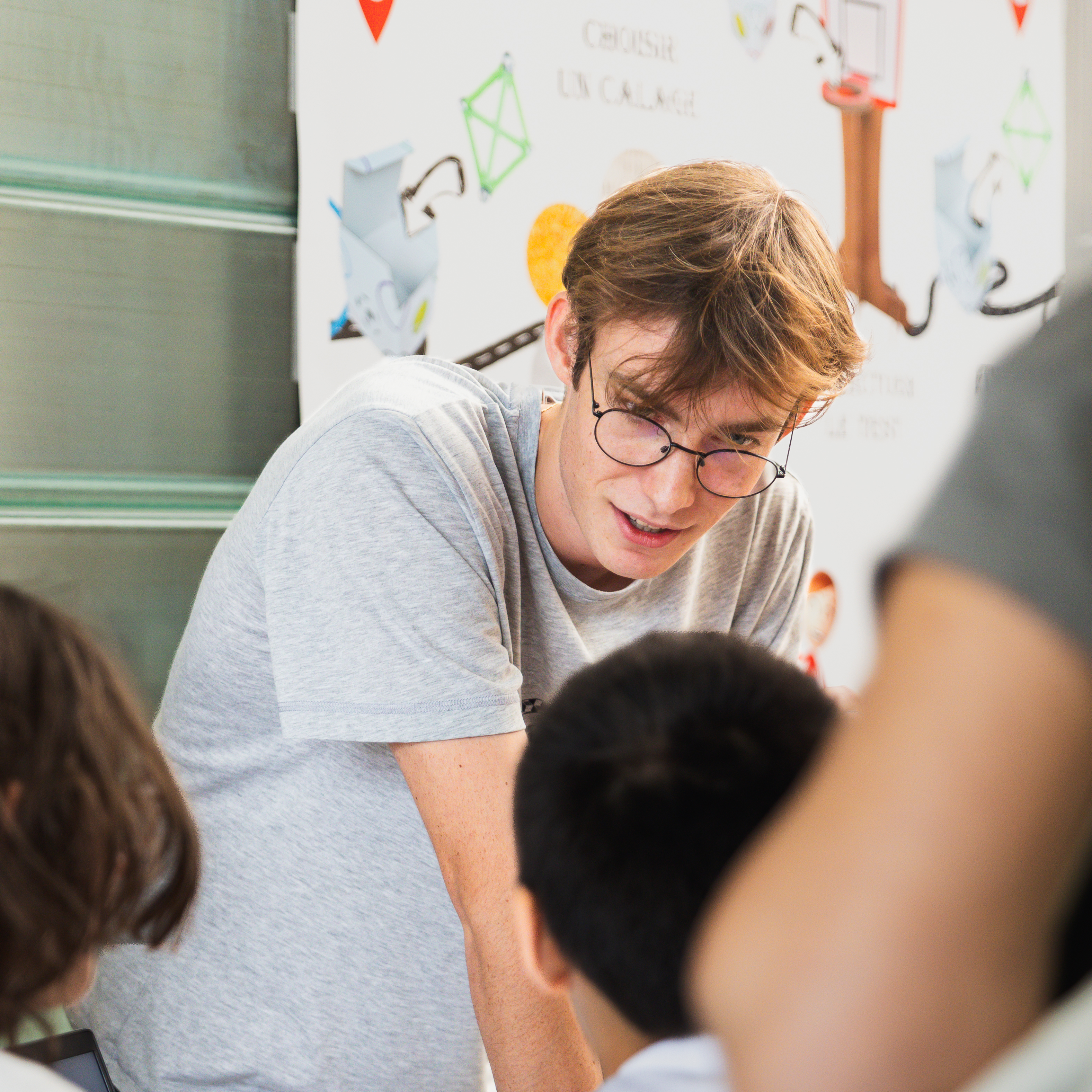 Un chercheur explique son projet à un groupe scolaire