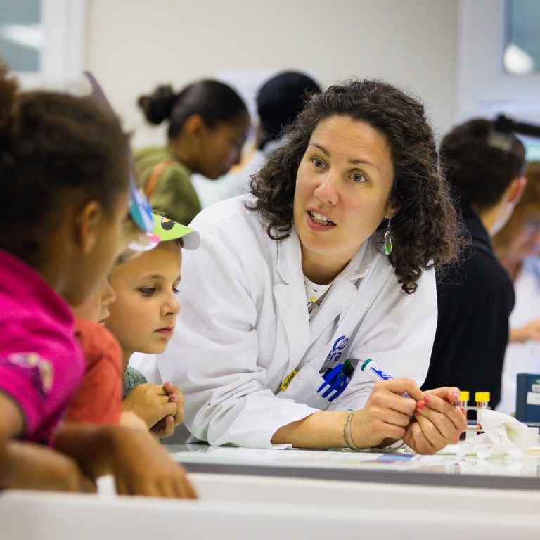 Une chercheuse parle de son projet à des enfants