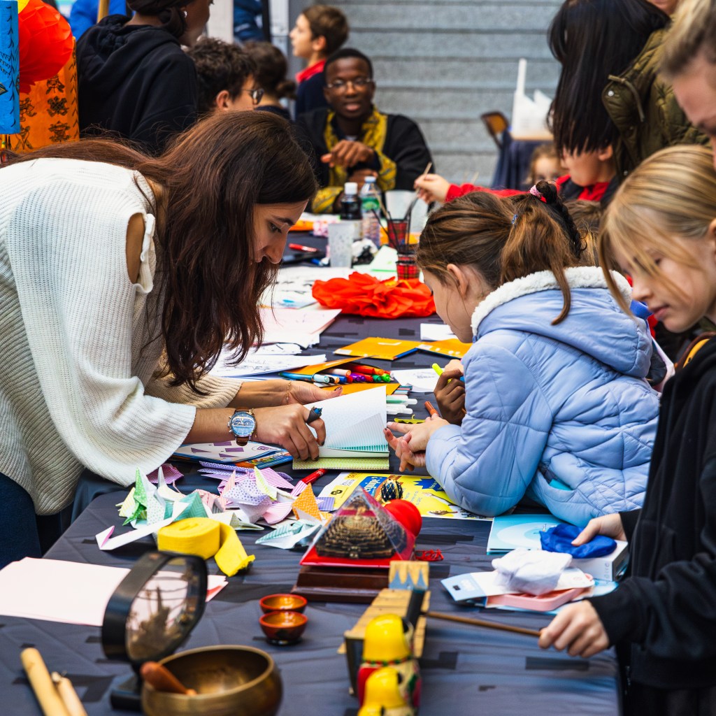 Une chercheuse explique son projet à une enfant