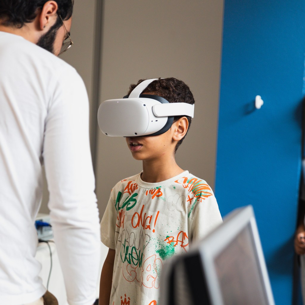 Un enfant test un casque de réalité virtuelle