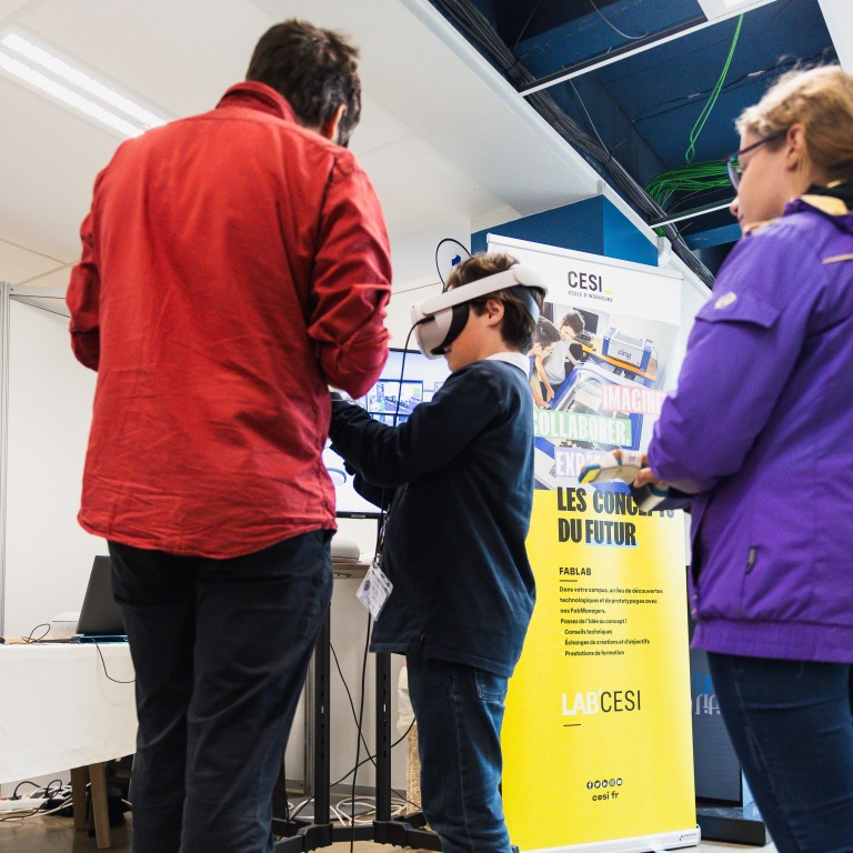 Un enfant test un casque de réalité virtuelle