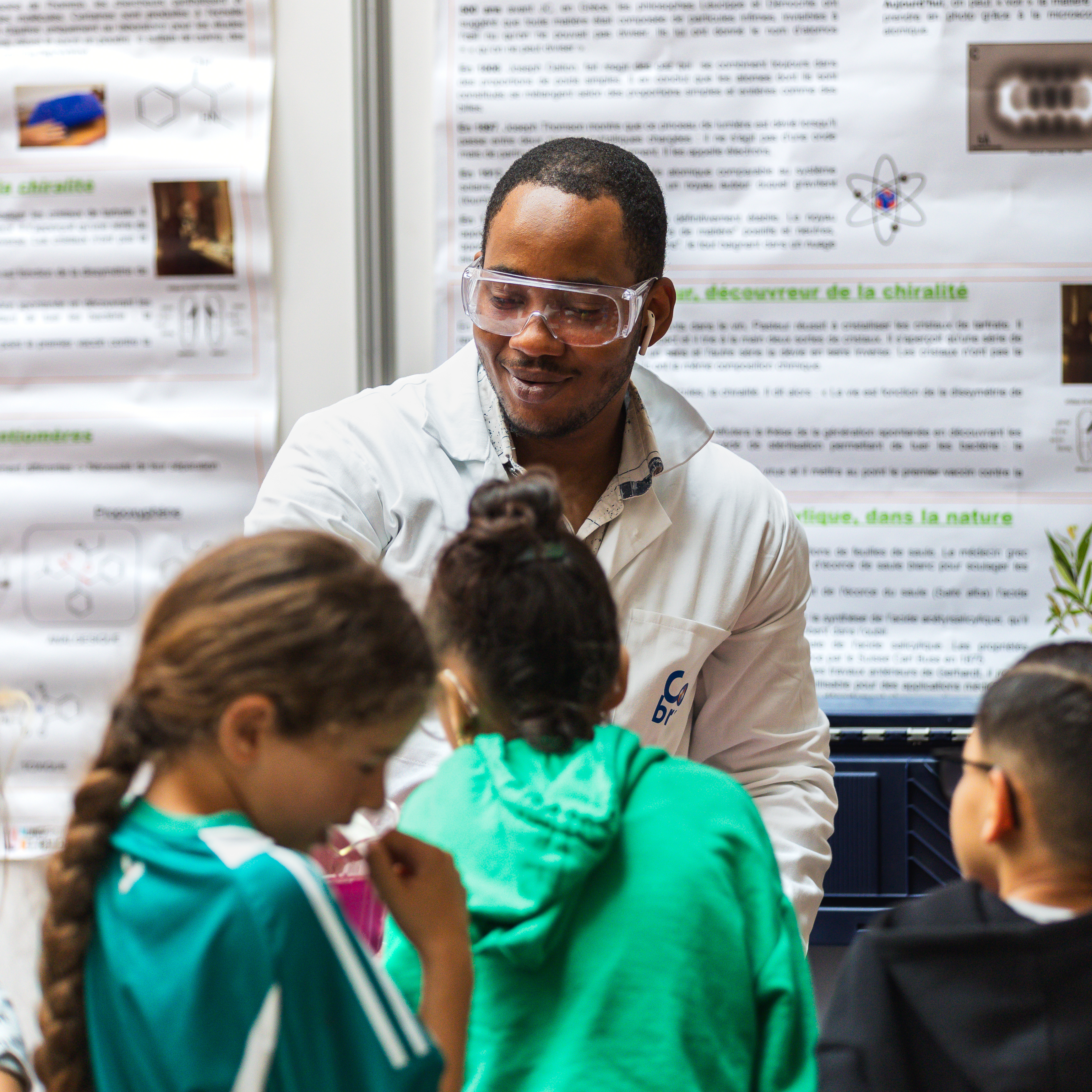 Un chercheur explique son projet au village des sciences de Rouen