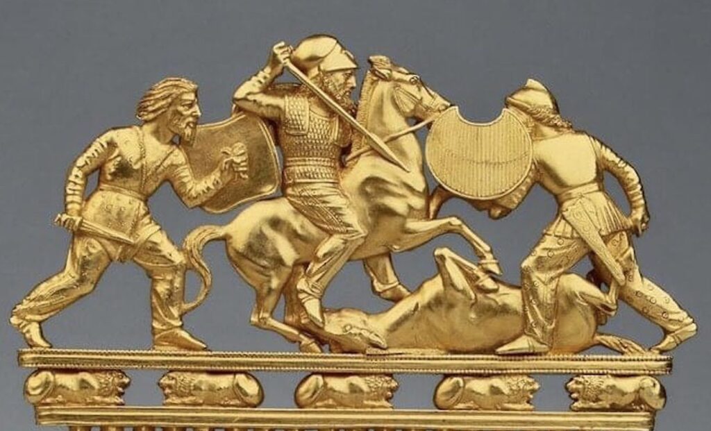 Plaque d'orfèvrerie antique en or représentant des cavaliers en plein combat.