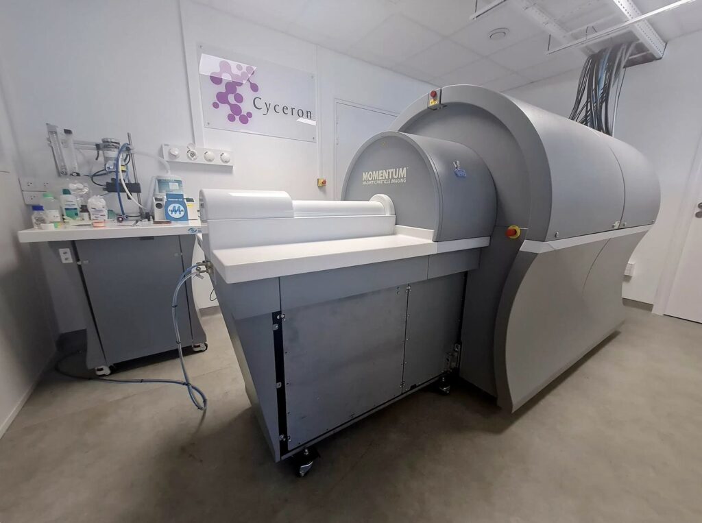 Appareil d'imagerie médicale installé dans une salle d'examen.