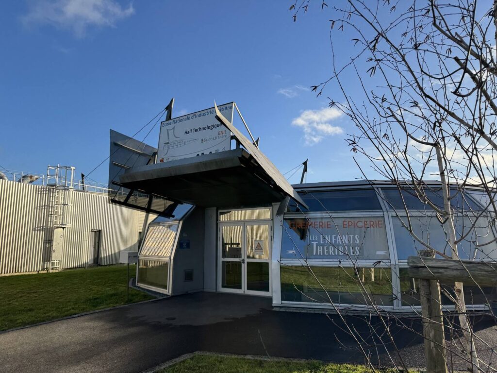 Entrée vitrée d'un bâtiment industriel agroalimentaire.