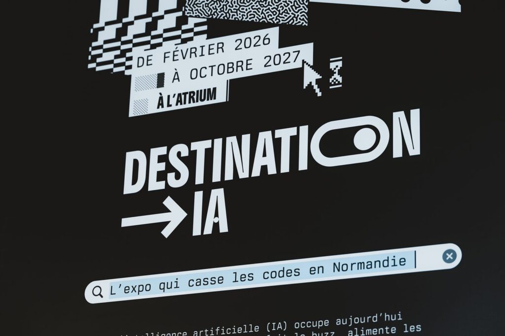 Mur d'entrée de l'exposition Destination IA : le titre en grandes lettres blanches sur fond noir, surmonté d'une barre de recherche dessinée.