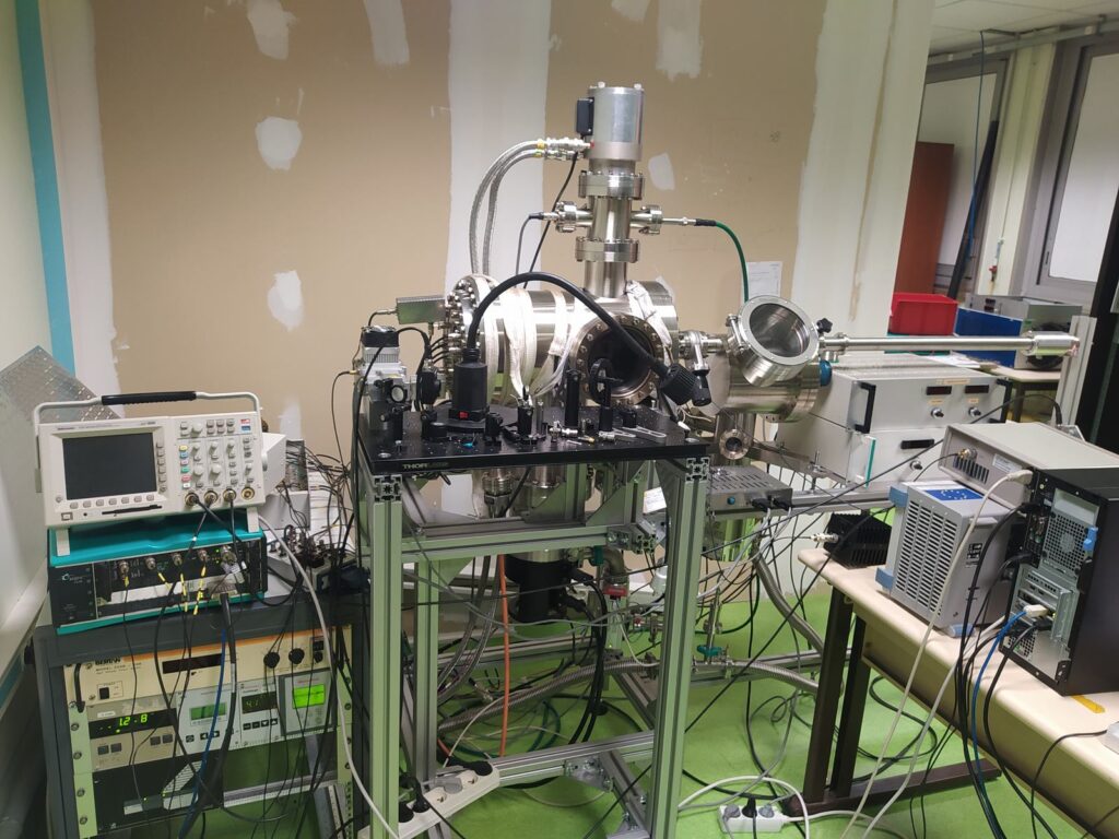 Enceinte métallique et appareils de mesure d'un banc d'instrumentation scientifique.