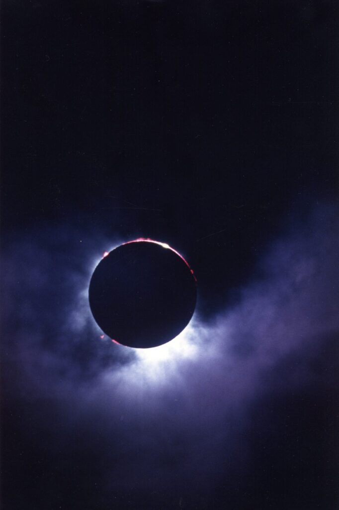 Éclipse totale de Soleil : anneau lumineux autour du disque noir de la Lune.