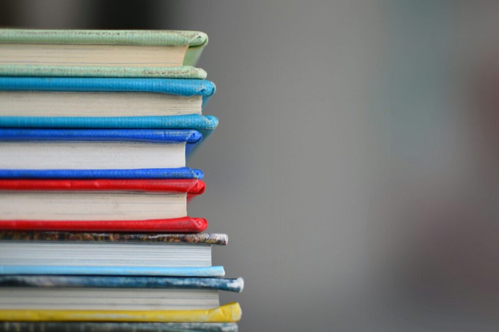 Pile de livres aux tranches colorées.