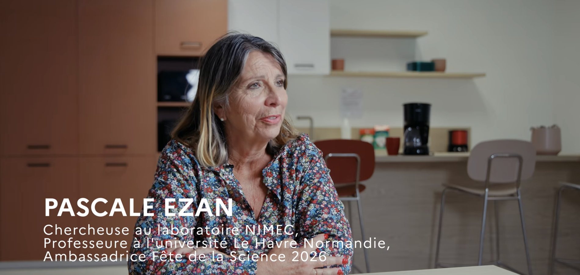 Pascale Ezan en entretien dans une cuisine ; en incrustation : chercheuse au laboratoire NIMEC, professeure à l'université Le Havre Normandie, ambassadrice Fête de la science 2026.
