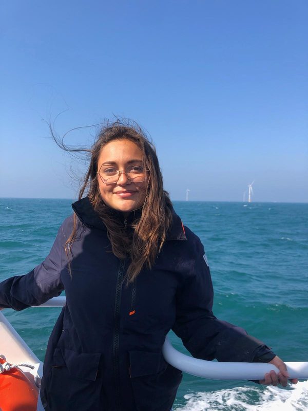 Mathilde Charbonnelle sur un bateau en mer.